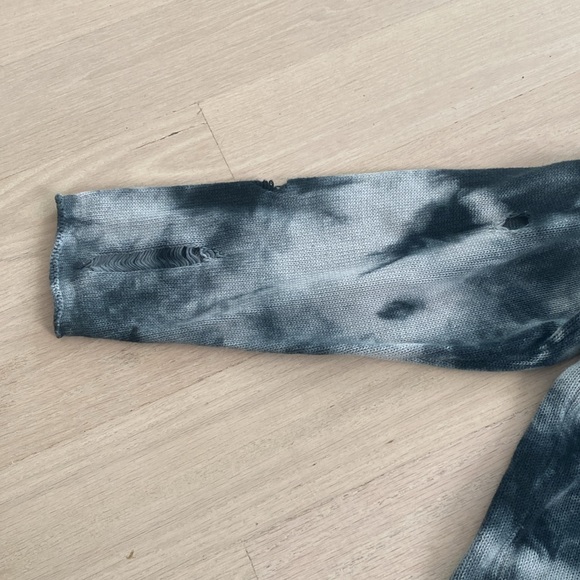 SIX/FIFTY Blue tie-dye knit sweater with lots of rips - Picture 6 of 11